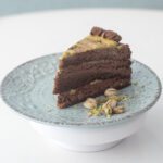 Bizcocho de chocolate con mousse de chocolate y crema de pistacho.