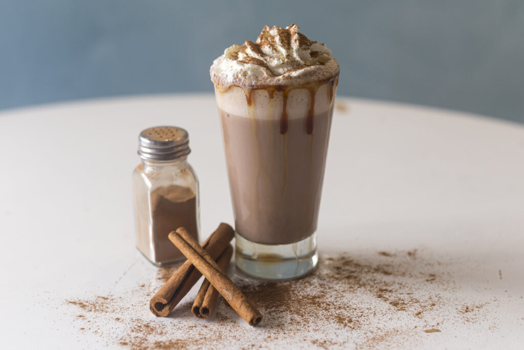 Decorar la entrada con una fotografía de un té chai como muestra de resfresco fresquito de Queens Coffee, la cafetería sin gluten en Sevilla
